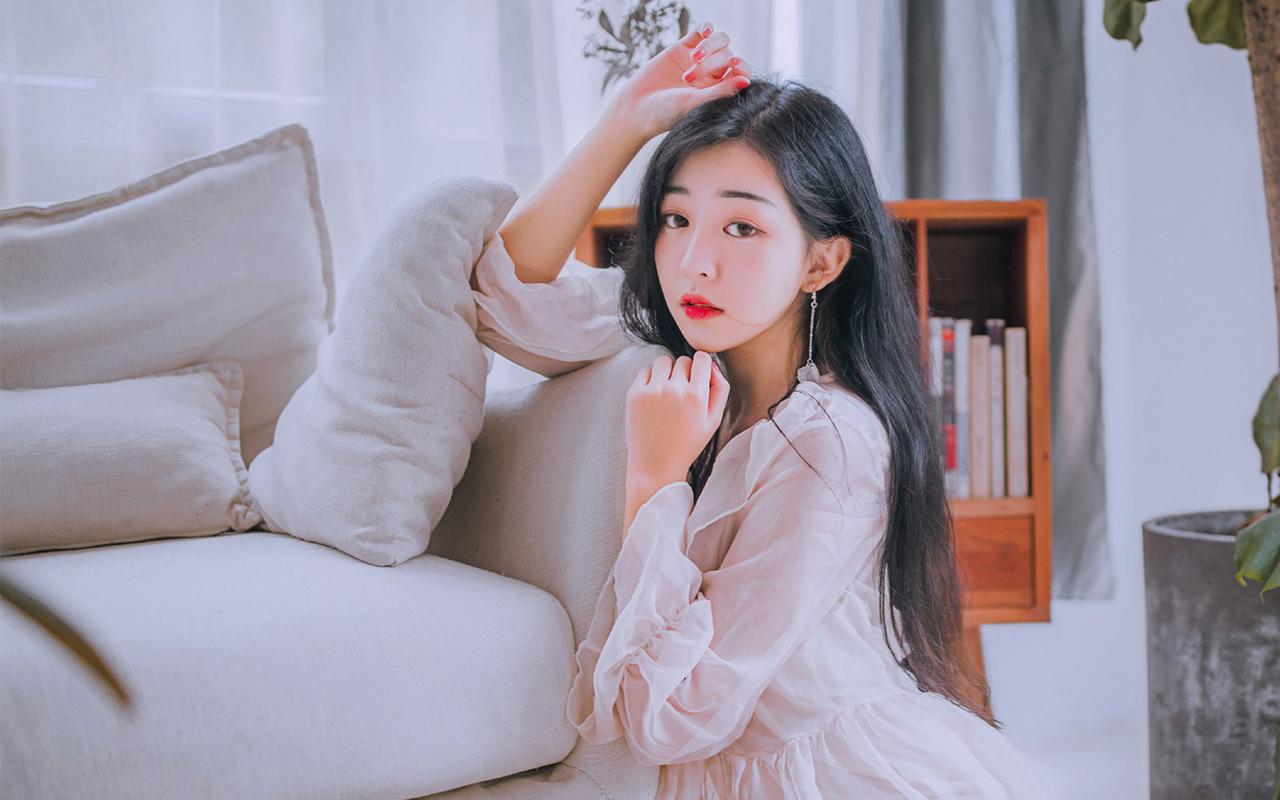 成都高温持续 民众进入防空洞纳凉